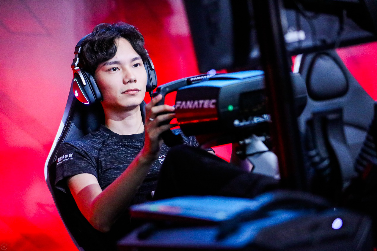 备受期待的知名f1解说员刘耀在最后时刻被"老司机"赵瀚洲超越,正赛