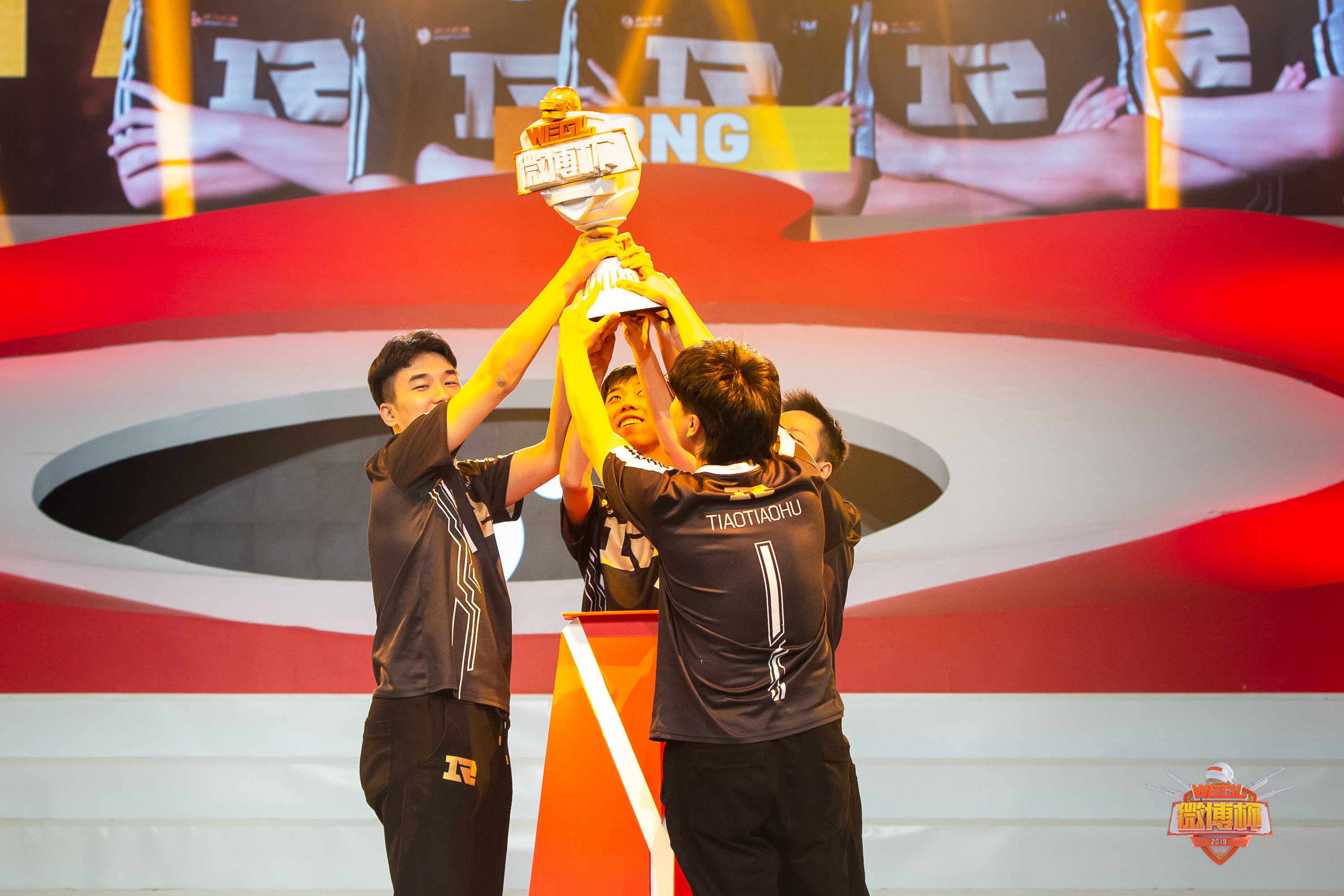 第三届微博杯RNG战队强势夺冠！XDD战神称号实至名归！