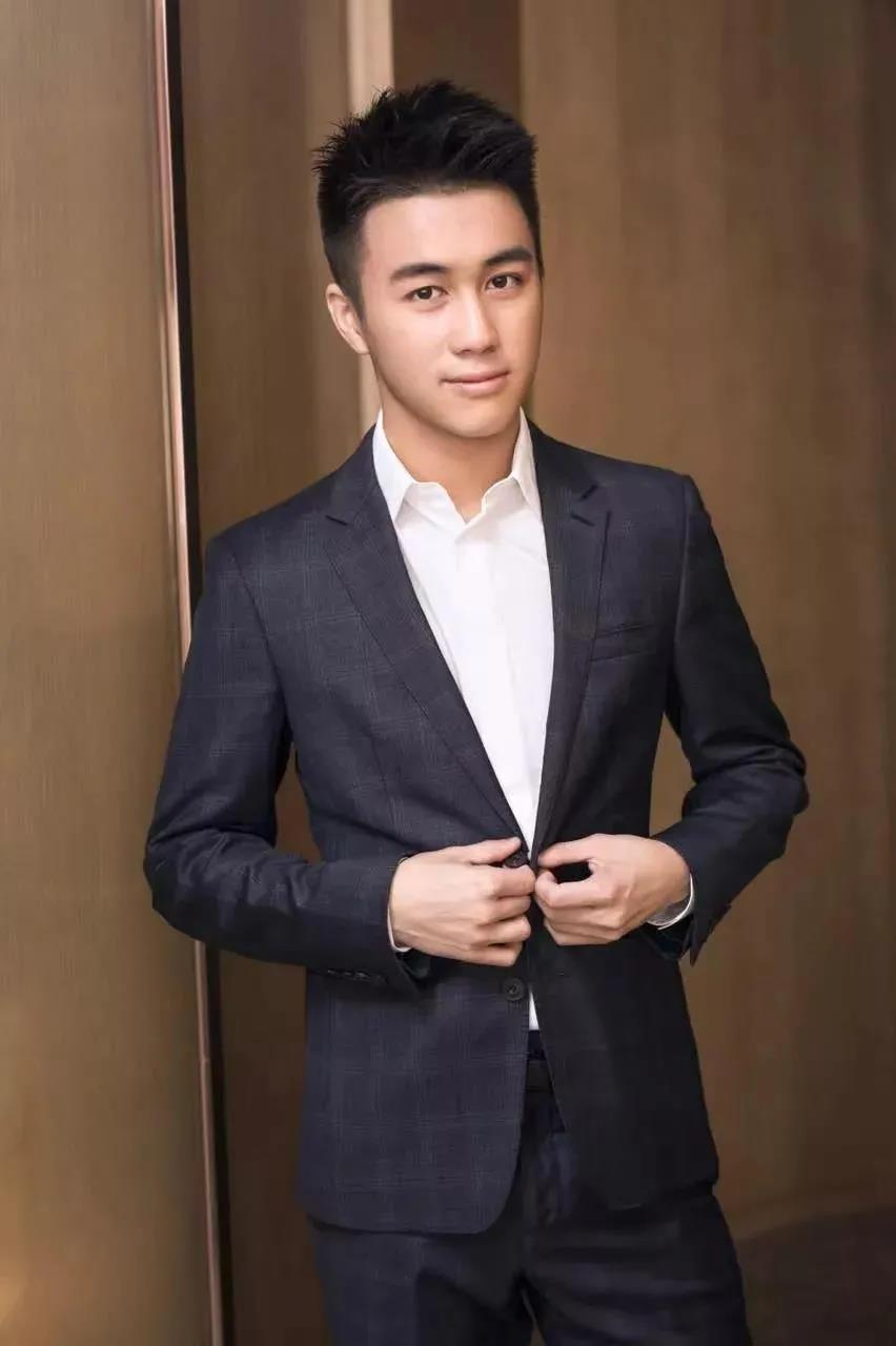 去年12月19日,estar与v5两家电竞俱乐部宣布合并,成立了星竞威武集团.