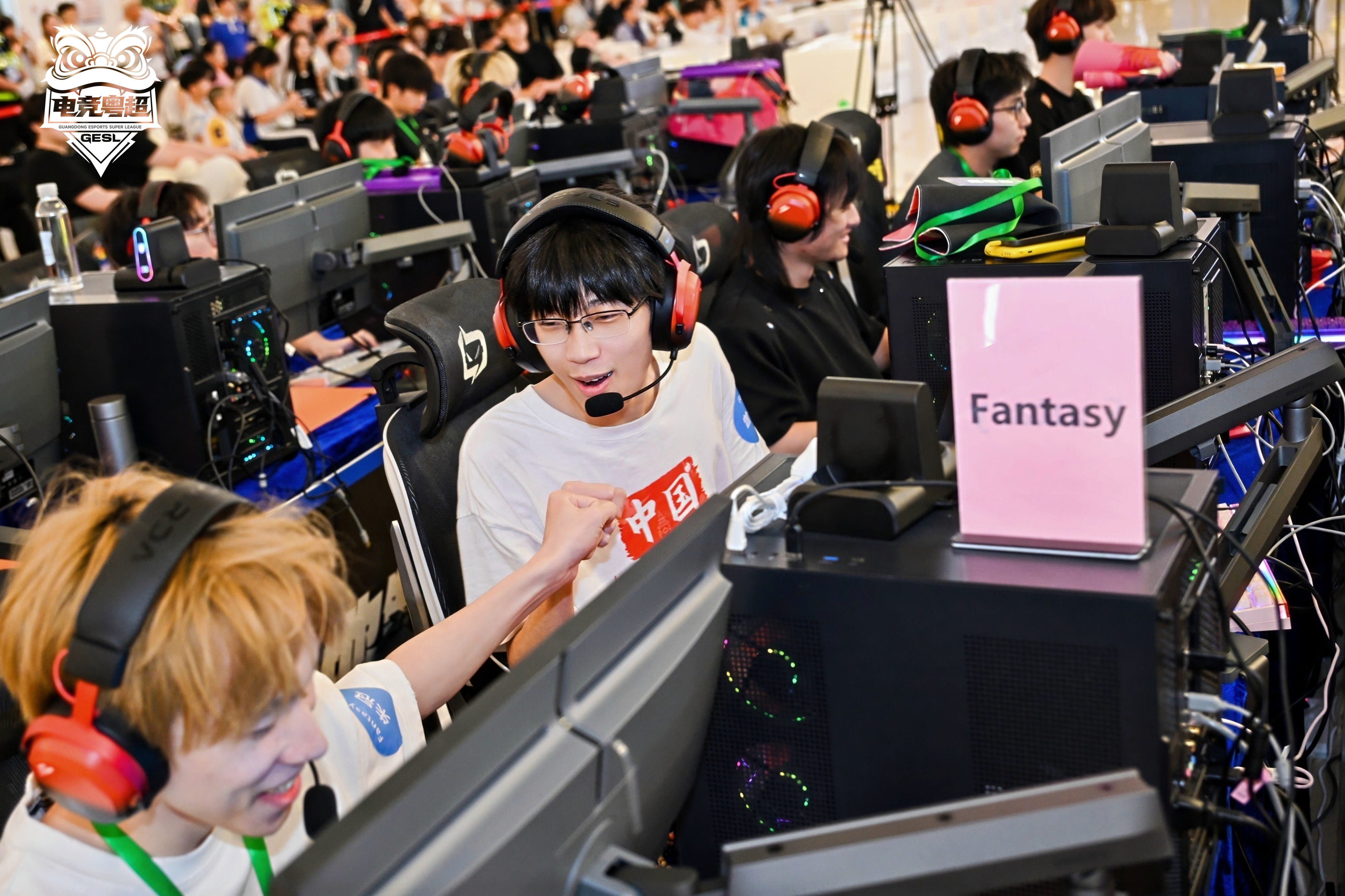 当外卖骑手和律师成为队友，深圳人正在打一场自己的“电竞粤超”