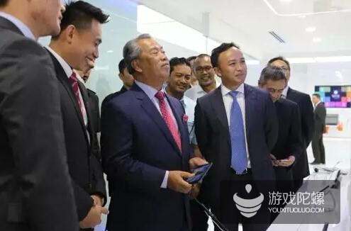 马来西亚副首相丹斯里慕尤丁现场试玩《口袋四驱车》